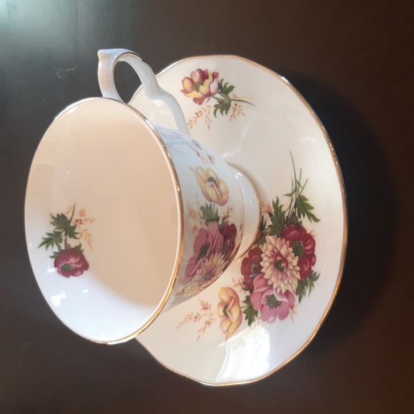 Queen Anne Bone China Made in England Teacup & Saucer # 8200 - Picture 3 of 8